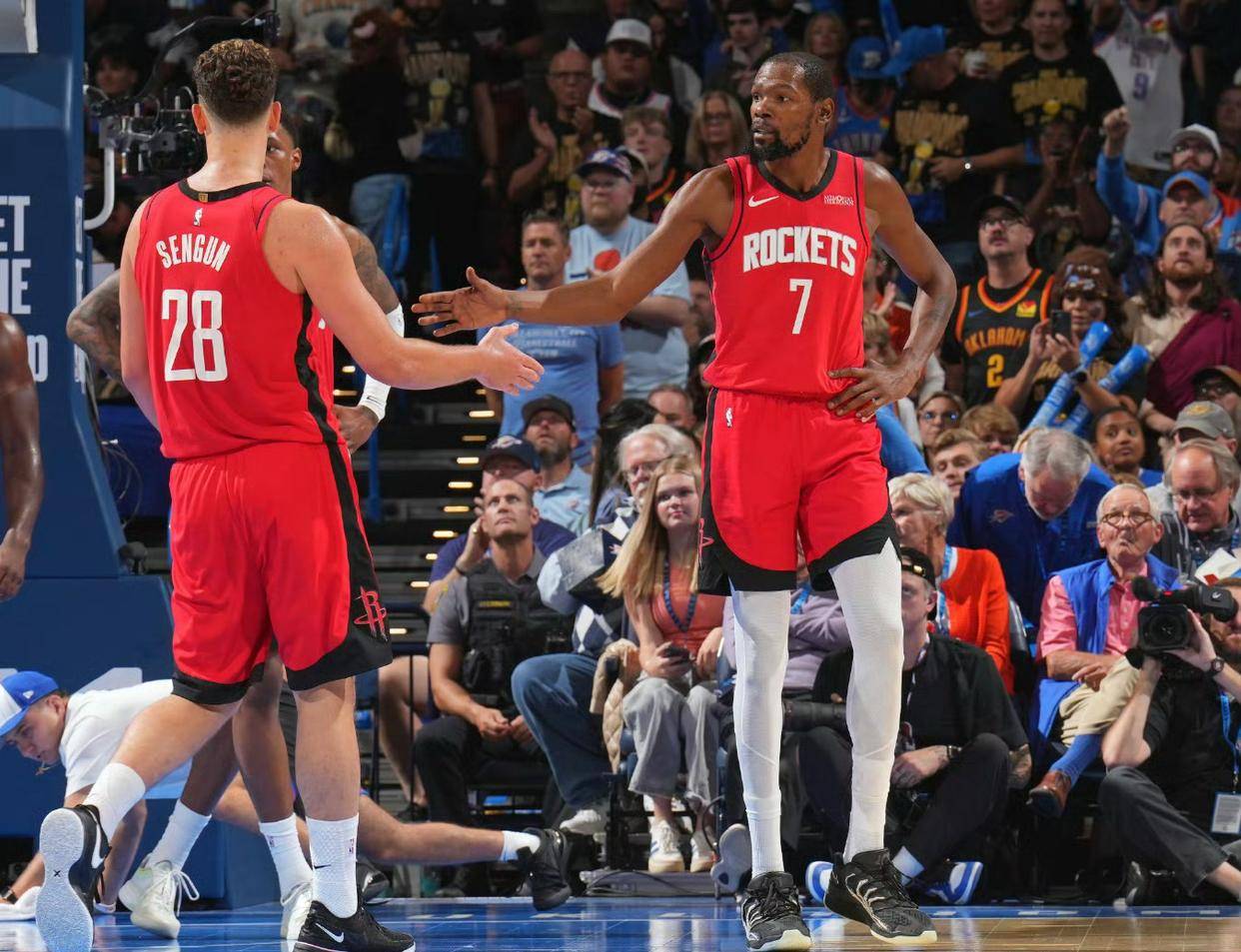 关于休斯敦火箭发布备战花絮，集结日单刀错失，足总杯任务艰巨，轮换策略成焦点的信息