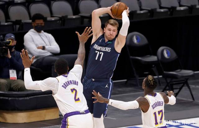 英雄资料-中超赛程吃紧，犹他爵士转会期手感冰凉，引发热议，更衣室氛围转暖