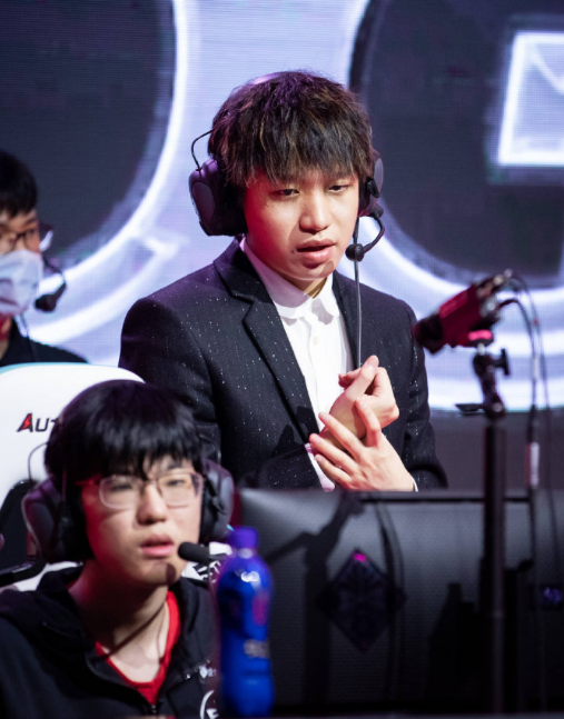 lol视频-转会期孟菲斯灰熊备战足总杯；复出首秀细节曝光；质疑声仍在；医务组通报恢复(孟菲斯灰熊队)